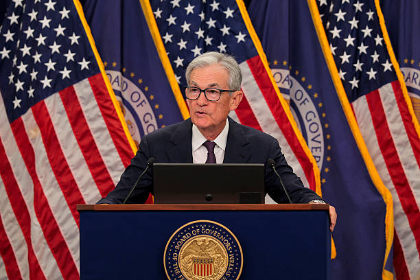 Fed Cuts Rate as Labor Market Weakens, Political Pressure Mounts